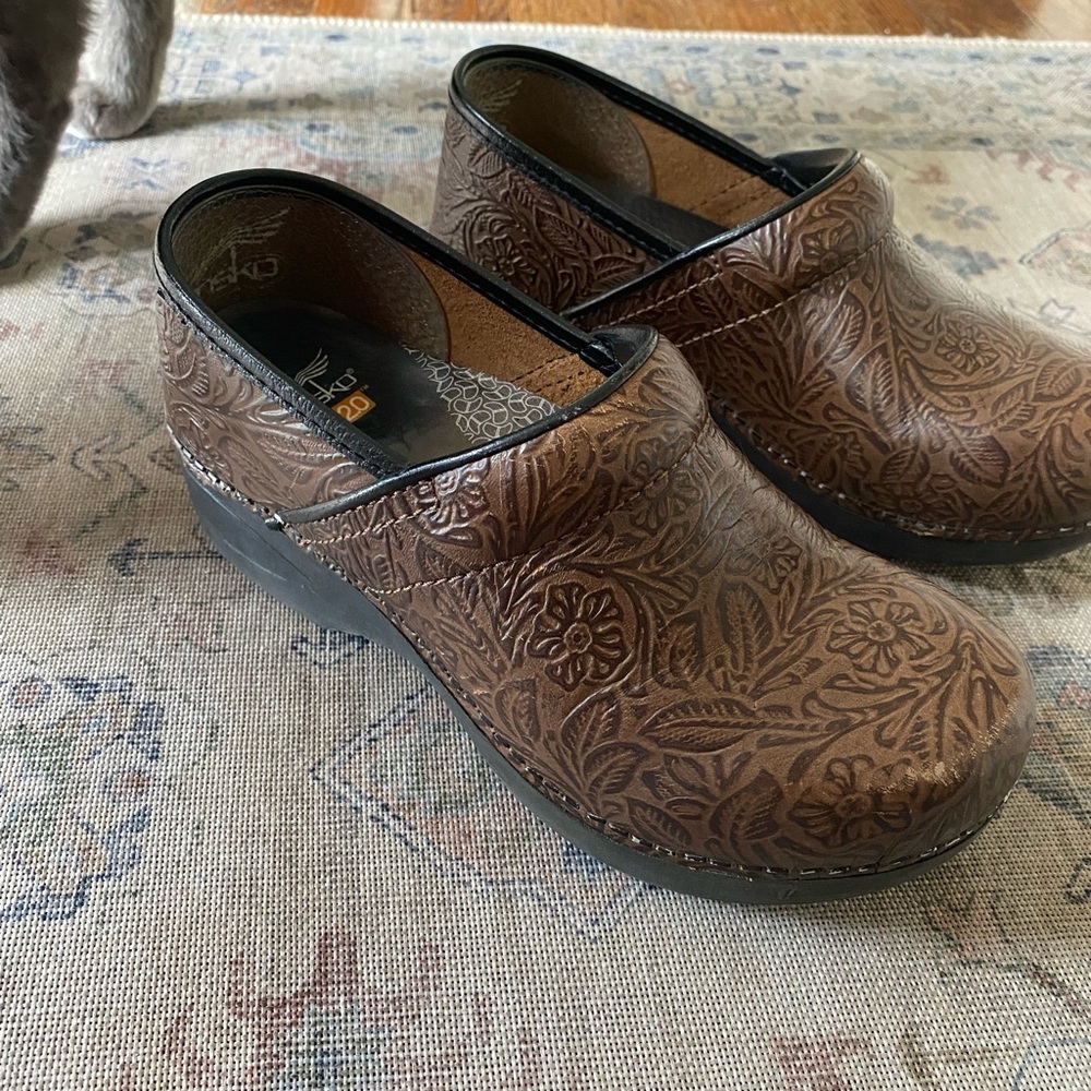 Brown Floral Clogs